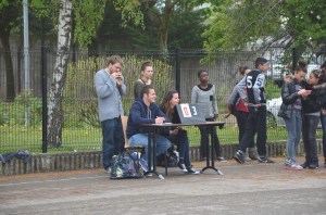 Les intervenants de la vie scolaire assistés des élèves assurent la table de marque