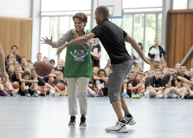 Tony Parker empêche Najat Vallaud BELKACEM à recevoir ma passe, il faut trouver une autre solution
