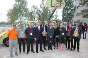 Mr T Braillard avec toute l'équipe d'Action Basket Citoyen , les élus de la région Jean Philippe Asenci délégué de l'APELS et Christian Philippe Président de l'APELS 